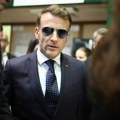 Makronov diplomatski gaf na NATO samitu: Makron pokušao da poljubi ruku Erdoganove žene, evo kako je reagovala