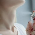 Da li prskate parfem na vrat? Stručnjaci upozoravaju na moguće zdravstvene rizike - pa čak i rak