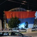 Dan uoči protesta – ogromna zastava Srbije preko zgrade Pinka
