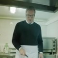 "Neće doprineti mom fizičkom izgledu, ali sam srećan": Vučić u kuhinji sa tiganjem u rukama, evo šta je spremao (video)