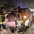 Dramatično spasavanje iz zavejanog autobusa! Vatrogasci celu noć izvlačili 24 osobe: Evo kako je to izgledalo u slikama…