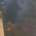 Eksplodirao auto na Banjici! Pretvorio se u buktinju, crn dim kulja s parkinga u blizini tržnog centra (video)