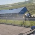 (Video) Nesreća na autoputu kod Beograda: Prevrnuo se šleper i sleteo s puta, teret rasut na sve strane