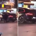 Devojka palicom razlupala luksuzni bmw, policajci je jedva obuzdali! Hit snimak sa parkinga: Nek sad plati...