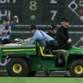 Uznemirujući snimak sa stadiona u Americi: Navijač pao na teren sa preko 6 metara visine