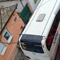 Šokantne slike iz Zemuna! Vozač ugurao putnički autobus koji vozi decu u minijaturnu ulicu, pa izudarao i kola