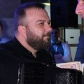 Borko Radivojević napravio spektakl u Rumuniji: Oko 2.000 ljudi pevalo uglas, srpsko kolo izazvalo delirijum