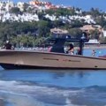 Šokantan prizor na plaži punoj turista! Šverceri usred dana iskrcali sa glisera ogromne količine narkotika naočigled svih…