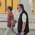 (Video) Goran Bregović sa šatiranom kosom na aerodormu: Uhvatili smo muzičara, a on u šarenoj majici: Gotovo neprepoznatljiv…