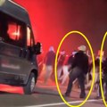 VIDEO Navijači Zvezde prolaze ispred marice sa šipkama i bakljama: Policajci se prave slepi i stopiraju saobraćaj da prođu…