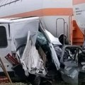 Језиви снимак судара воза и комбија у Смедереву: Возило ишло у рикверц, уследио фаталан ударац
