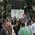 Incident u Zemunu tokom 16 minuta tišine: Motociklista sa maloletnom ćerkom pokušao da probije blokadu studenata i građana FOTO…