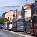 "Romi u jedan, a ostali u drugi autobus": Razvrstvanje učesnika SNS-a skupa (video)