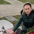 Oglasila se Džejeva Andrijana sa groblja: Ostavila mu cveće sa posvetom, pa otišla pre nego što mu je došla porodica: "Dođem…