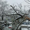 Ledenica pala sa zgrade, Srbinu uništen automobil! Ko u tom slučaju treba da nadoknadi štetu, ovo su svi koraci, a evo koliko…