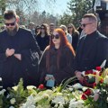Aleksandra Popović ne ispušta misterioznu kovertu tokom opela ocu: Potpuno se slomila kada je videla šta je unutra