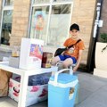 Dok se njegovi vršnjaci igraju, mališan Nikola na 30+ stepeni sedi u centru Čačka: Razlog je dirljiv, a ova fotografija je…