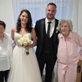 Младенци право са венчања отишли у дом за старе: Због њихове одлуке плаче цео регион (фото)