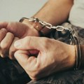 Pesnicama ga udarao u glavu dok nije pao: Tužilaštvo traži dve godine zatvora za muškarca zbog prebijanja u Zemunu