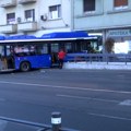 Autobus udario u taksi vozila na Zelenom vencu, pet osoba povređeno