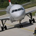 Snimak hapšenja: Deda napravio haos na letu Air Serbia iz Splita za Beograd, pomenuo bombu, letelica evakuisana