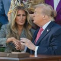 VIDEO Melanija ponovo okrenula glavu? Neprijatan trenutak između Trampa i supruge postao viralan