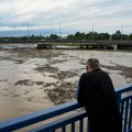 Marko je postao hit na društvenim mrežama: Vesla potopljenim ulicama u šarenom bazenu i pomaže komšijama (video)