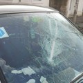 FOTO: Napadnuti posmatrači Crte u Odžacima, automobil im uništen u dvorištu policijske stanice