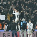 VIDEO „Jeftini, a dobro igrate“: Hit scena u Humskoj, ovako su slavili igrači i navijači Partizana