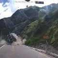 Ogromna stena pala na put i smrskala kamion! Neverovatan snimak se širi internetom: Vozač je preživeo ludom srećom (video)