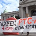 "Kreni-promeni" stavio crvenog puža ispred Skupštine Srbije i najavio protest ispred RTS-a