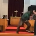 "Бог му је закочио пиштољ": Шокантан снимак из цркве: Мушкарац покушао да упуца свештеника (видео)