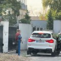 (Paparaco) krije se od javnosti: Haris iz svoje vile izašao bez šešira, a evo ko je žena koju smo zatekli sa njim