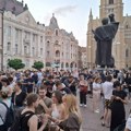 Novosadski studenti ispred Gradske kuće prate izbore u Kosjeriću i Zaječaru: Počelo okupljanje