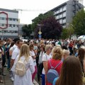 Na protestu ispred KCV-a zatražena odgovornost za one koji su ugrozili živote pacijenata hapšenjem medicinskog tehničara (FOTO…