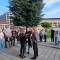 Počelo okupljanje roditelja ispred Vazduhoplovne akademije u Beogradu