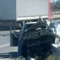 (Foto) haos na autoput kod umčara: Sudarili se auto i šleper, saobraćaj paralisan već sat vremena, ogroman zastoj