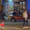 Vozila od siline sudara izletela na trotoar Teška saobraćajna nesreća u Novom Sadu: Hitna pomoć na licu mesta (video)