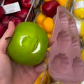 "Sve sam moga da vidim, al’ da neko..." Crnogorac sve snimio, očima ne veruje: Narod grize dekorativno voće na delu za…