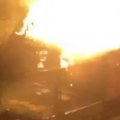 Krvavi pir u porodičnoj kući Muškarac (25) pobio porodicu pa im spalio tela: Dečak (7) upucan, čudom se spasio iz objekta u…