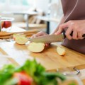 Да ли је боље користити дрвену или пластичну даску за сечење? Ево шта кажу стручњаци за безбедност хране