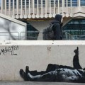 Benksi potvrdio autorstvo novog murala u Londonu: Dvoje dece u zimskoj odeći intrigiraju prolaznike