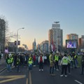 Studenti i građani krenuli sa Novog Beograda ka Rektoratu na protest "Znanje je moć"