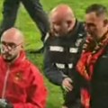 Navijač obliven krvlju prekinuo meču u BiH: Jurio obezbeđenje na terenu, policija nije mogla da ga smiri