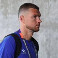 Razbio flašicu i odgurnuo trenera: Šta se krije iza besa Edina Džeka? Oglasio se Barbarez