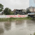 U Vlasotincu grafit “Studenti pobeđuju” na zidi kojim je vlast ogradila Vlasinu, večeras tribina