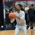 Đoković može i kao Stef Kari! Novak uzeo košarkašku loptu, pa iznenadio Amere i "najavio" dolazak u Crvenu zvezdu