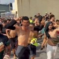 (Video) Hiljade migranata probilo granicu! Opšti haos na jedinoj kopnenoj vezi Evrope sa Afrikom, neverovatni snimci obilaze…