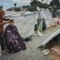 Španska policija uklanja kamp za migrante na plaži u Seuti uoči posete kralja