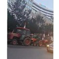 Traktorima na Bulevar Mihajla Pupina, preko živaca Novosađana – SNS zbog mitinga blokirao centar grada (VIDEO)